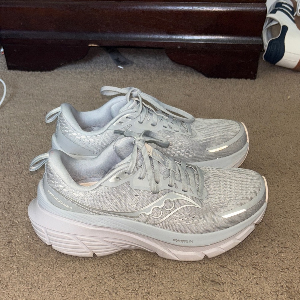 Saucony guide 18 Women's Light Gray Athletic Shoes